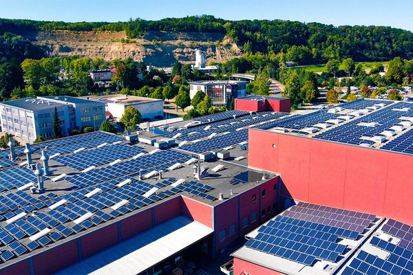 Dach einer Produktionshalle mit unzähligen Solarpanelen ausgestattet