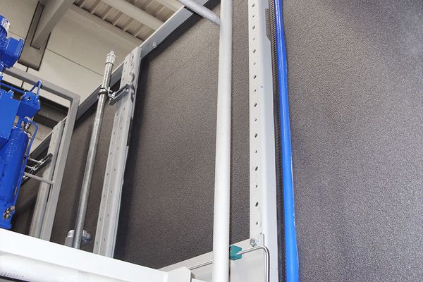 Schaumstoffplatten an einer Wand neben einer Maschine