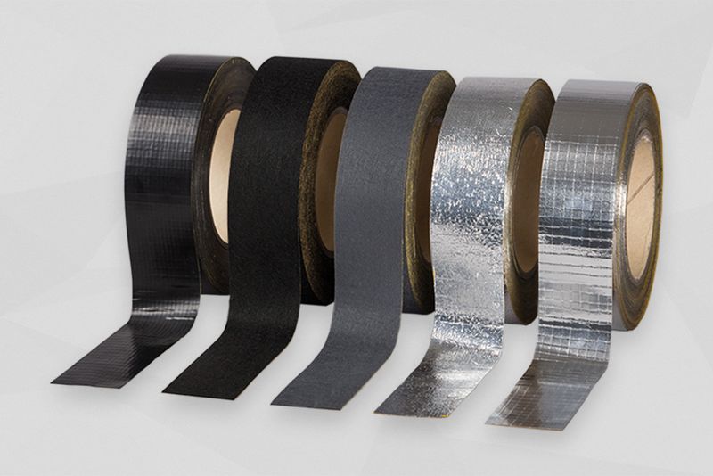5 Klebebandrollen mit schwarzer und slberner Oberfläche nebeneinander stehend